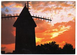 Cpm N° S43 Doucement Ce Soir Le Soleil S' Est Couché Et Le Vieux Moulin Levant Ses Bras Vers Les Soleil Embrasé - Contre La Lumière