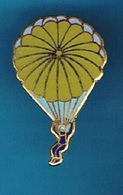 PIN'S //  ** UN PARACHUTISTE ** - Parachutisme