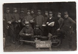CARTE PHOTO - CHAMBOURCY - MILITARIA - SOLDATS MANGEANT LEUR ORDINAIRE - N/b - 1914 - - Chambourcy