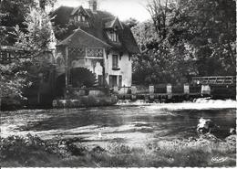 D27 - FOURGES  - HOSTELLERIE DU MOULIN DE FOURGES  - LA ROUE ET LE BARRAGE - CPSM Dentelée Grand Format En Noir Et Blanc - Fourges