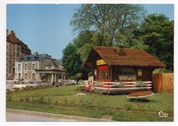 BOURBONNE LES BAINS -- Le Syndicat D'Initiative Et La Fontaine ( Voitures) - Bourbonne Les Bains