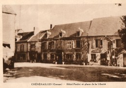 23. CPA. CHENERAILLES.  Hotel Poulet, Et Place De La Liberté, Pompe à Essence Azur. 1958 - Chenerailles