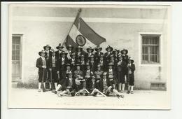 TYROL . PERTISAU . GROUPE EN COSTUME TRADITIONNEL  . DRAPEAU . EQUAIRE . COGNEE . PETITS TONNEAUX . FUSILS - Pertisau