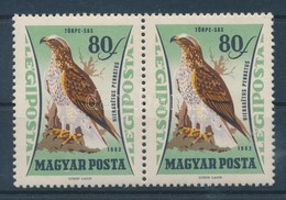 ** 1962 Ragadozó Madarak 80f Pár, A Bal Oldali Bélyegen Az Y Talpánál Fehér Folt - Other & Unclassified