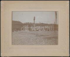 Cca 1900 Temesvár, Losonczy Tér A Szentháromság Szoborral, Rech János üzletével A Tér Sarkában, Fotó Kartonon, 8x11 Cm - Otros & Sin Clasificación