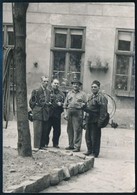 Cca 1950 Kéményseprők, Fotó, 9,5×6,5 Cm - Autres & Non Classés