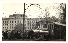 * T2/T3 1940 Nagyvárad, Oradea;  M. Kir. Honvéd Hadapród Iskola, Bevonulás, Magyar Címeres Zászlóval Feldíszített Városi - Non Classés