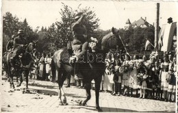 * T2 1940 Sepsiszentgyörgy, Sfantu Gheorghe; Bevonulás, Honleányok, Magyar Zászló / Entry Of The Hungarian Troops, Compa - Non Classés