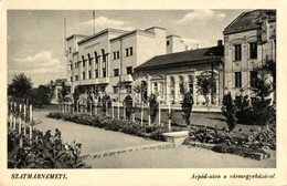 T2 Szatmárnémeti, Satu Mare; Árpád Utca, Vármegyeház / Street, County Hall - Non Classés