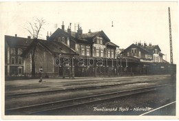 T2 Hőlak-Trencsénteplic, Trencianska Teplá-Teplice; Nádrazie / Vasútállomás / Bahnhof / Railway Station - Non Classés