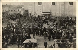 T2 1938 Rimaszombat, Rimavska Sobota; Bevonulás. Magyar Zászló 'Hittünk Egy Hazában' Felirattal A Templom Oldalán / Entr - Sin Clasificación