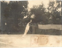 ** Teniszező Férfi Egy Teniszpályán / Tennis Playing Man At The Tennis Court. Photo (10,5 Cm X 8 Cm) (vágott / Cut) - Non Classés