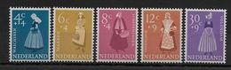 NEDERLAND -  COSTUMES REGIONAUX - YVERT N° 685/689 ** MNH - COTE = 25 EUR. - Ungebraucht