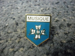 PIN'S  A.J.A  AUXERRE (89) MUSIQUE Du Football ? Sport @ 15 Mm X 20 Mm - Musique