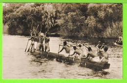 ZAMBIE - A NATIVE CANOE ON THE ZAMBEZI RIVER ABOVE THE VICTORIA FALLS - Carte Vierge - Zambie