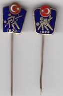 2 Diff. Enamel Pins Pin Badge Turkish Wrestling Association Federation Turkey - Worstelen