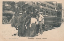 N68 - 75 - PARIS - Attente Au Tramway - Transport Urbain En Surface