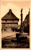 46 - SAINT-CERE - Place Du Marcadiol - Fontaine Et Maison Du XVIe Siècle - Saint-Céré