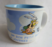 MUG EN FAIENCE BLEU PARC ASTERIX 2004 ASTERIX & IDEFIX - Arte Della Tavola