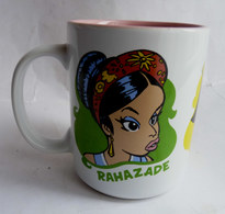 MUG TASSE EN FAIENCE BLANC PARC ASTERIX 2004 RAHAZADE CLEOPATRE FALBALA - Arte Della Tavola