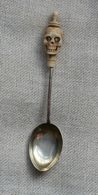 MEMENTO MORI CUILLERE A TABAC EN ARGENT ET OS BOVIN XVIIIème XIXème - Spoons