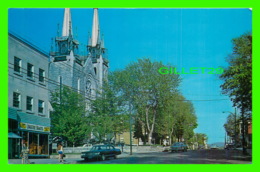 GRANBY, QUÉBEC - RUE PRINCIPALE, ÉGLISE STE-FAMILLE - LINGERIE BAKOTA - ANIMÉE - CIRCULÉE EN 1985 - - Granby