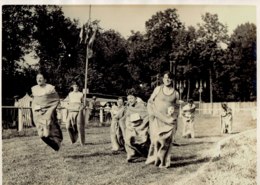 Photo La Fète Des Jockeys à Chantilly,la Course En Sac,photo Meurisse - Personnes Anonymes