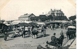 N°67325 -cpa Trouville Sur Mer -la Place De La Cabotte Un Jour De Marché- - Marchés