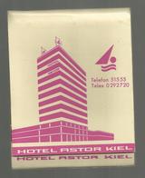 Pochette D'allumettes , 10.5 X 8.5, Grand Format, Hotel ASTOR ,KIEL ,Allemagne , Compléte, 3 Scans , Frais Fr 1.45 E - Luciferdozen