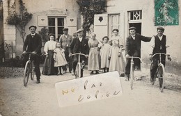 BAR LE DUC  - Un Groupe Dont Quatre Cyclistes Qui Pose              ( Carte Photo ) - Bar Le Duc