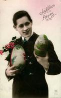 Fantaisie Fête Vœux Jeune Homme Joyeuses Pâques  Portrait Avec Oeuf Décoré Photo YAS 442 - Ostern