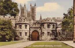 Postcard Castle Gateway And Cathedral Towers Lincoln My Ref  B12606 - Lincoln