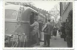 Photo Originale Car Vélo , Transport Autobus Avec Porte Avant & Arrière Passagers à L'embarquement Vers 1955 à 1960. - Autres