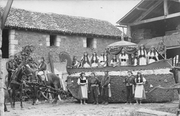 ARGENTON-L'EGLISE - Carte-Photo D'une Fête Devant Les Ecuries Du Chateau De "LA ROCHE" - Photographe "DAVID" - Autres & Non Classés