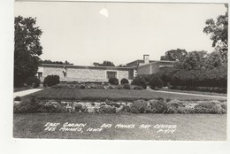 DES MOINES, Iowa, USA, East Garden At Des Moines Art Center, 1940's Cook RPPC - Des Moines