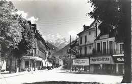 Luchon (Haute-Garonne) - Les Allées D'Etigny, Au Fond, Le Port De Vénasque, Commerces - Photo Cantaloup - Luchon