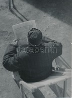 1934 Pöltinger Gusztáv (Sopron): Újságolvasó, Jelzetlen Vintage Fotó, A Szerző Hagyatékából, 20x14 Cm - Sonstige & Ohne Zuordnung