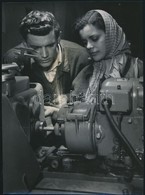 Sziklai Dezső(1910-1997): Fiatal Gépmunkások, 2 Db Szocreál Fotó, Feliratozva, 17×23 Cm - Other & Unclassified