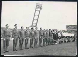 1963 A Magyar Válogatott A Magyar-osztrák Meccs Előtt, Hátulján Feliratozva, 13×18,5 Cm - Other & Unclassified