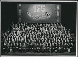 A Nemzeti Színház Társulatáról Készített Csoportkép Fennállásának 125. évfordulója Alkalmából, Fotó, 18×24 Cm - Other & Unclassified