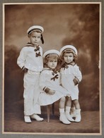 1917 Tengerész Ruhába öltözött Testvérek, Von Hindenburg Feliratú Sapkával, Gyermekfotó Kartonon, Kossak Cs. és Kir. Udv - Other & Unclassified