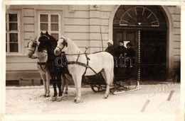 * T2/T3 Debrecen, Trojka (fogat Három Lóval) Télen. Szipál Udv. Fényképész Photo (ragasztónyom / Glue Marks) - Unclassified