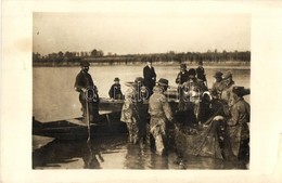 * T2 1929 Dombóvár, Halászok A Halastónál, Kifogott Halak összegyűjtése. Photo - Ohne Zuordnung