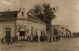 T2/T3 Hajdúszoboszló, Vértanúk Tere, Hangya Szövetkezet üzlete, Szűcs Bálint Húsmérése, Cipőbolt, Kerékpár. Hangya Saját - Ohne Zuordnung