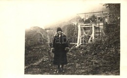 T2 1928 Tar, Siklóvasút Húzóállomása A Bányában, Hölgy. Photo - Unclassified