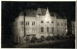 T2 1938 Léva, Levice; Mestsky Dom / Városháza Este Kivilágítva, Vámos, Trebitsch, Singer üzlete / Town Hall With The Lig - Ohne Zuordnung