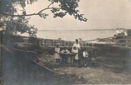 T2/T3 1916 Kevevára, Temeskubin, Kovin; Lakóhajó (jobb Szélen) Tulajdonosai Piknikeznek A Parton / House Boat (on The Ri - Ohne Zuordnung