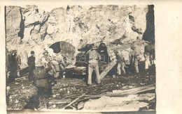 ** T2/T3 305 Mm-es Berta Partvédő Mozsár Telepítése / WWI German Soldiers Setting Up The Berta Mortar Cannon. Photo-Atel - Ohne Zuordnung