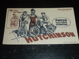 BUVARD PNEU VELO-MOTO-VELOMOTEUR HUTCHINSON PLUS SOLIDE QUE L'ACIER DESSIN D'APRES MICH - TRES BON BUVARD CYCLISTE (AD) - Moto & Bicicletta