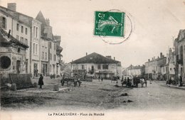 LA PACAUDIERE-Place Du Marché - La Pacaudiere